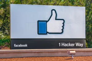 Nápis Facebook u vstupu do sídla společnosti
