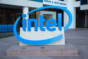 Logo Intel před budovou společnosti