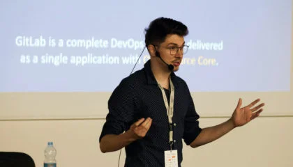 Člen týmu profiq přednáší na konferenci TestCrunch