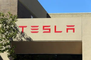 Logo Tesla na budově společnosti