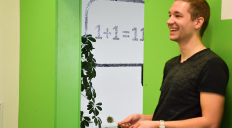 smějící se profiq kolega v kanceláři