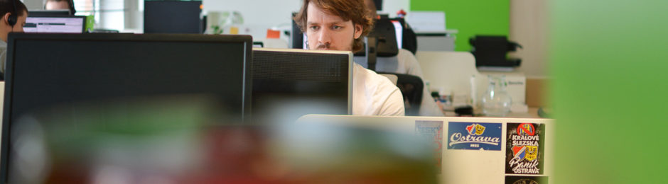 pohled přes monitory v kanceláři profiq