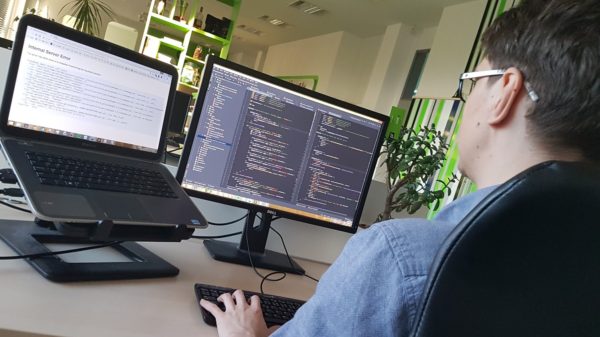 pohled na monitory v kanceláři profiq v Ostravě