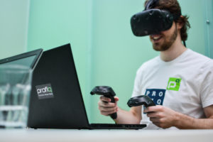 člen týmu profiq hraje VR hru