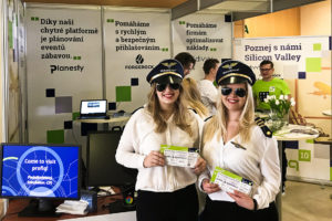 hostesky s letáky na soutěž o letenku do Silicon Valley před profiq stánkem na Kariéře plus
