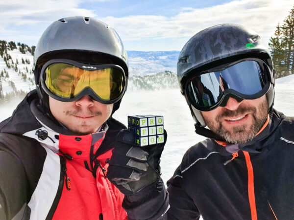 Dva zaměstnanci profiqu na služební cestě ve státě Utah v USA, na fotce na výletě na lyžích.