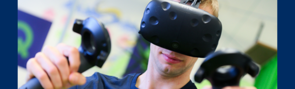 Člen týmu profiq hraje v kanceláři hru ve virtuální realitě.